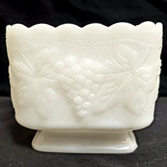 Anchor Hocking (?) Milk Glass Pedestal Planter/Vase/Candy Dish - Picture 5 of 12